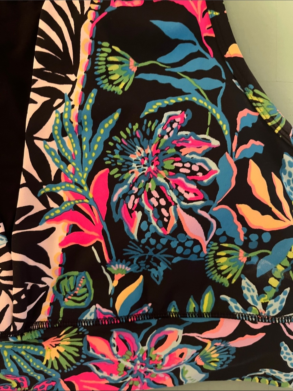 Lilly Pulitzer Black Multi Floral sports bra - Picture 3 of 3